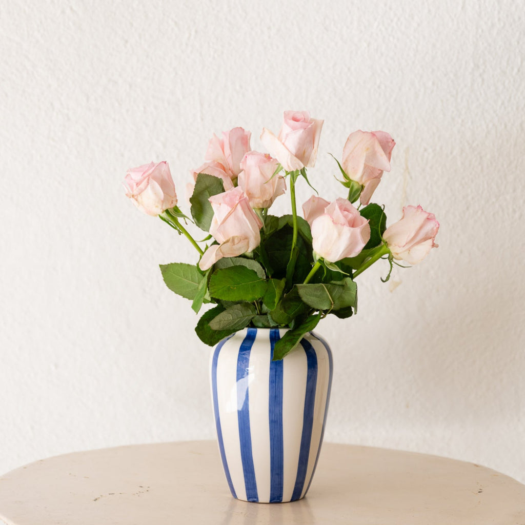 Florero de rayas azules y blancas