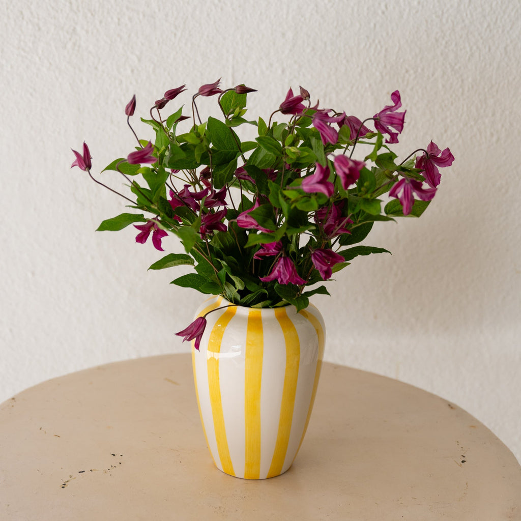 Florero de rayas amarillas y blancas