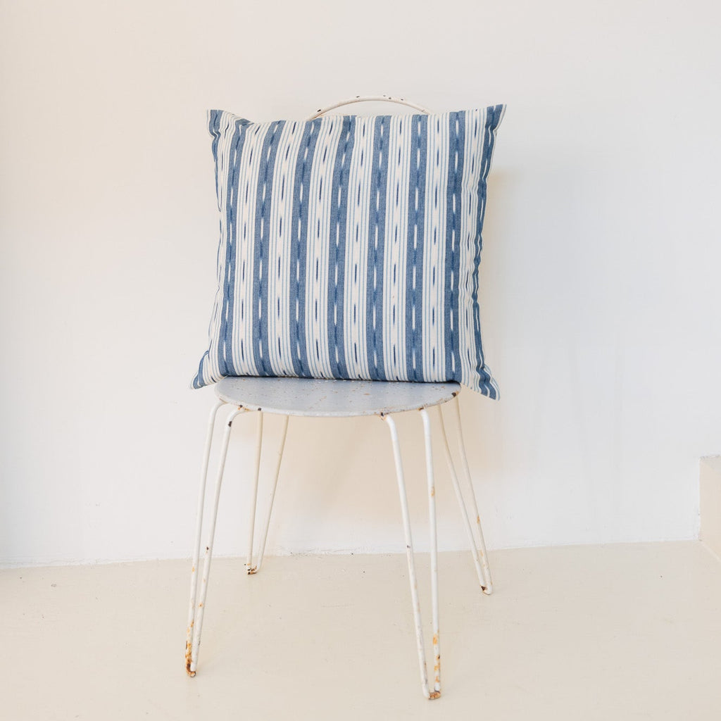 Cojín 'Riurau' ikat rayas azules 55x55