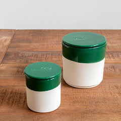 Vela artesanal verde oscuro y olor a bosque