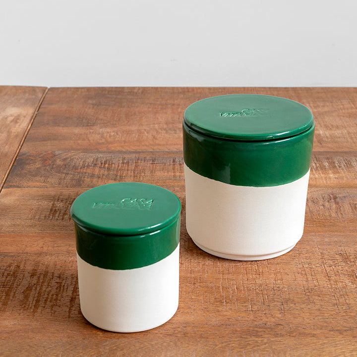 Vela artesanal verde oscuro y olor a bosque