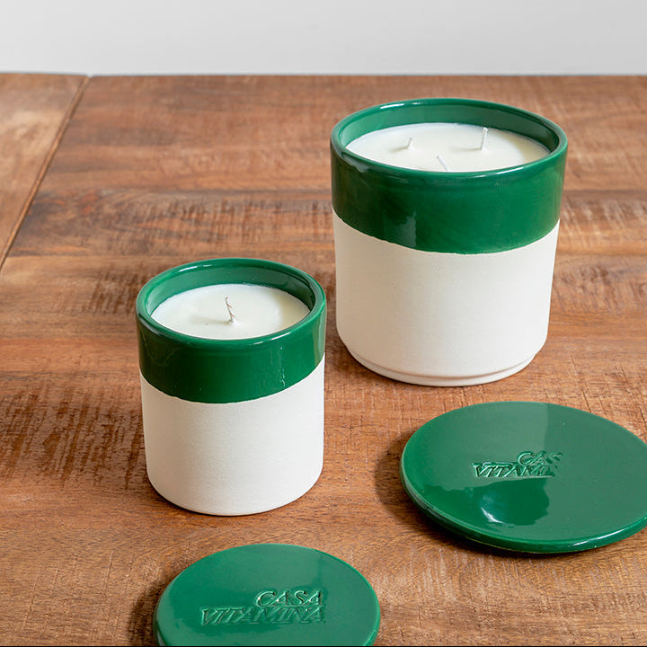 Vela artesanal verde oscuro y olor a bosque