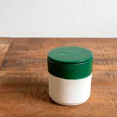 Vela artesanal verde oscuro y olor a bosque