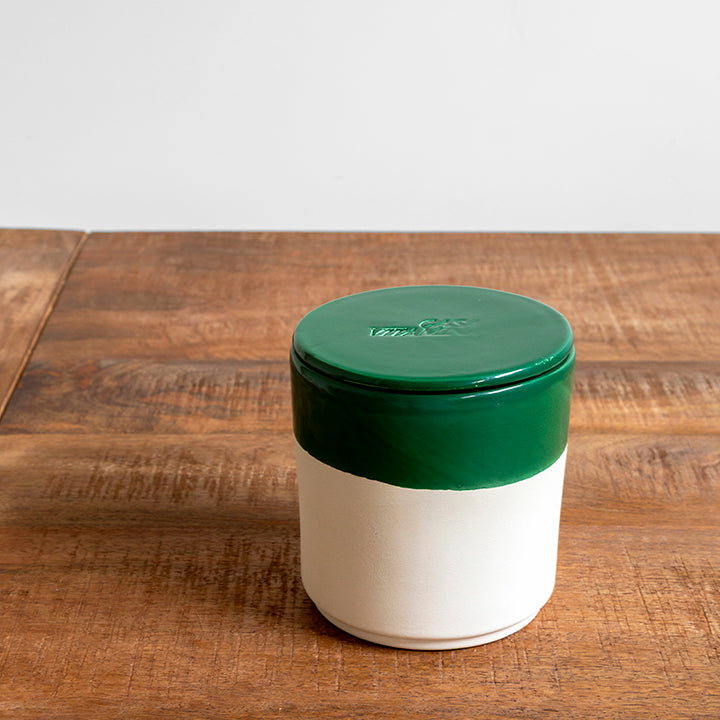 Vela artesanal verde oscuro y olor a bosque