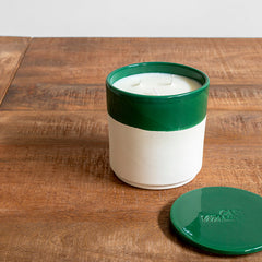 Vela artesanal verde oscuro y olor a bosque