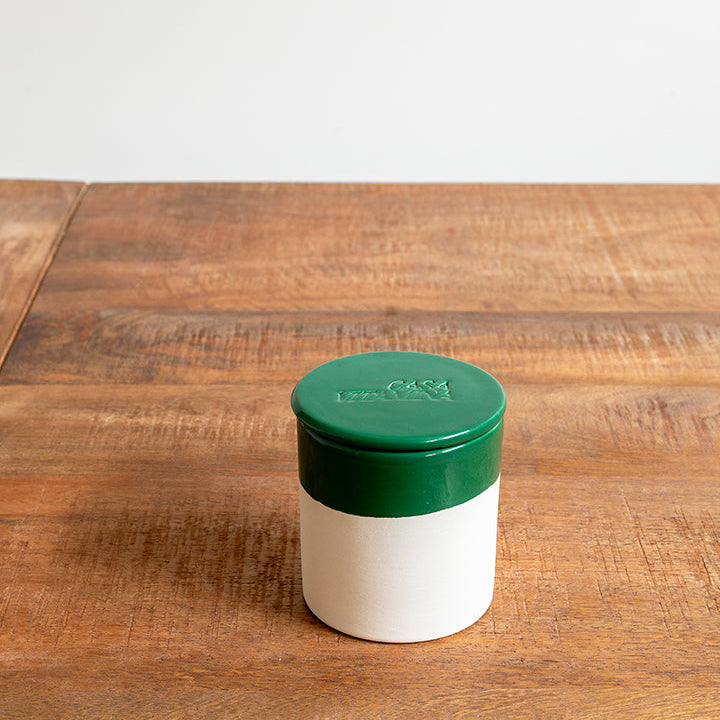 Vela artesanal verde oscuro y olor a bosque