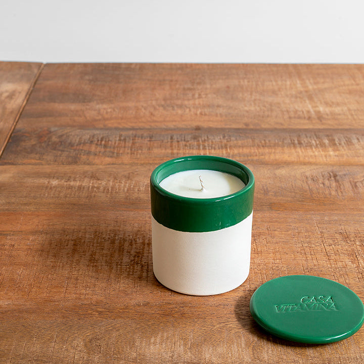 Vela artesanal verde oscuro y olor a bosque