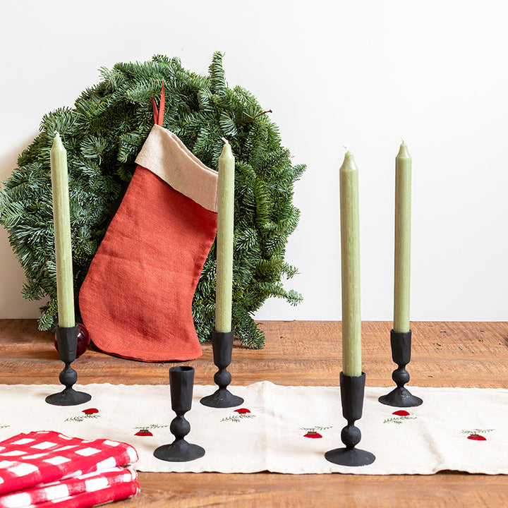 Candelabro de metal negro bajito