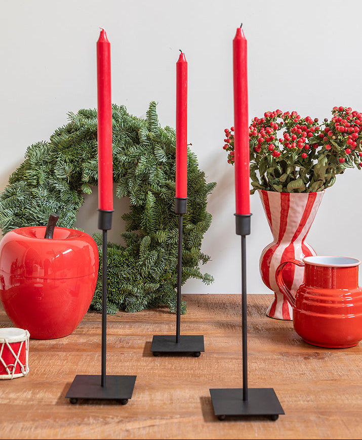 Candelabro de metal negro alto