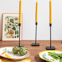 Candelabro de metal negro alto