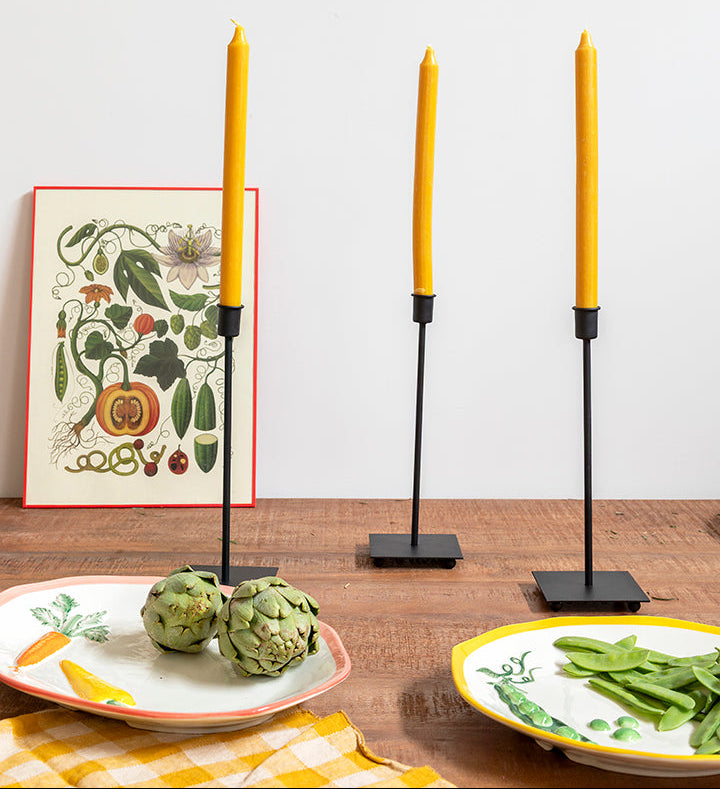 Candelabro de metal negro alto