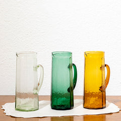 Jarra de vidrio verde martillado