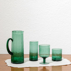 Jarra de vidrio verde martillado