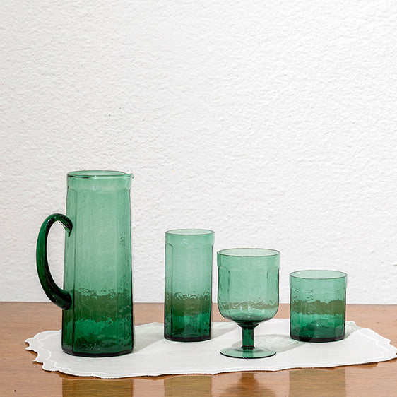 Jarra de vidrio verde martillado