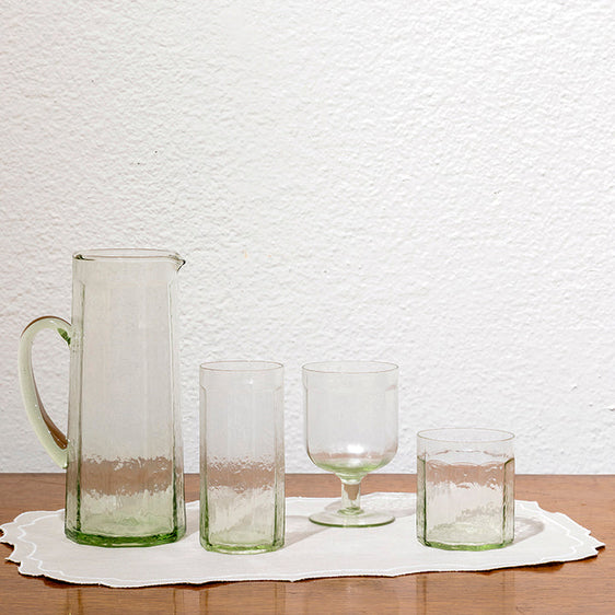 Jarra de vidrio martillado transparente