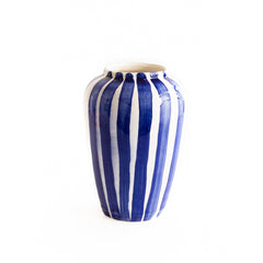Florero de rayas azules y blancas