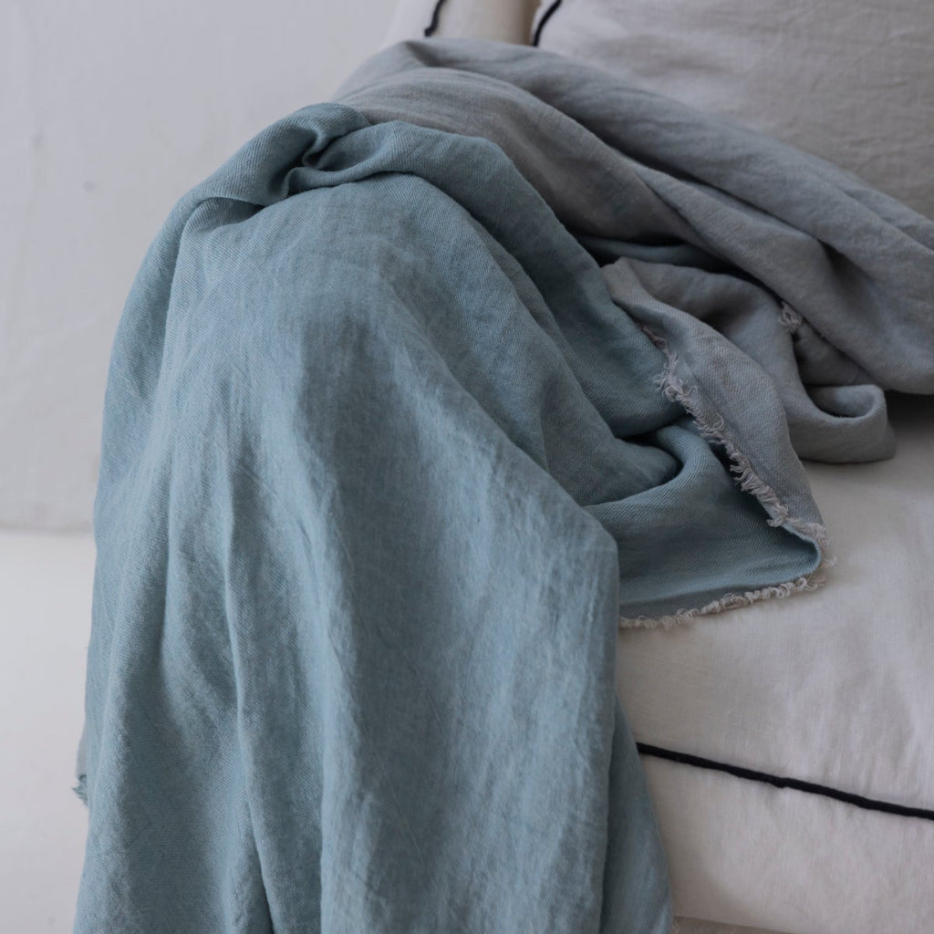 Plaid de lino lavado crepé color aqua 140x250