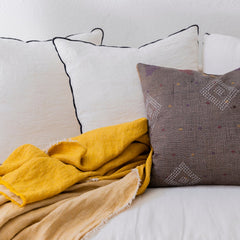 Plaid de lino lavado crepé color mostaza 140x250