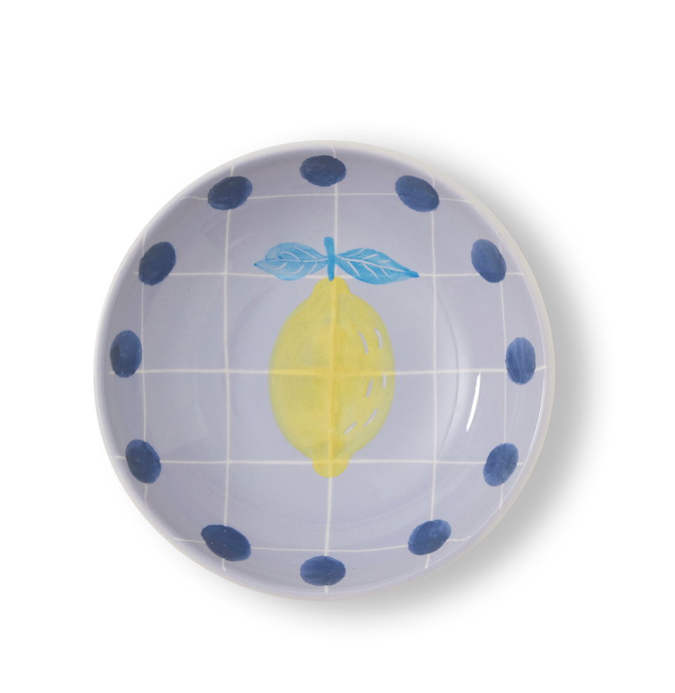 Bol pequeño lavanda de cuadros y puntos azules con un limón