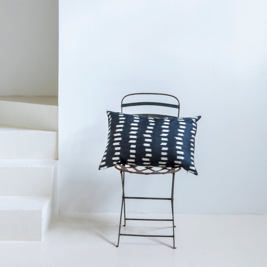 Cojín de seda Ikat 'Negro'