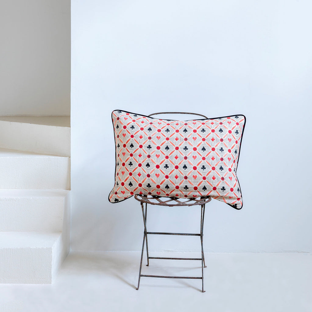 Cojín rectangular de naipes y rayas rojo