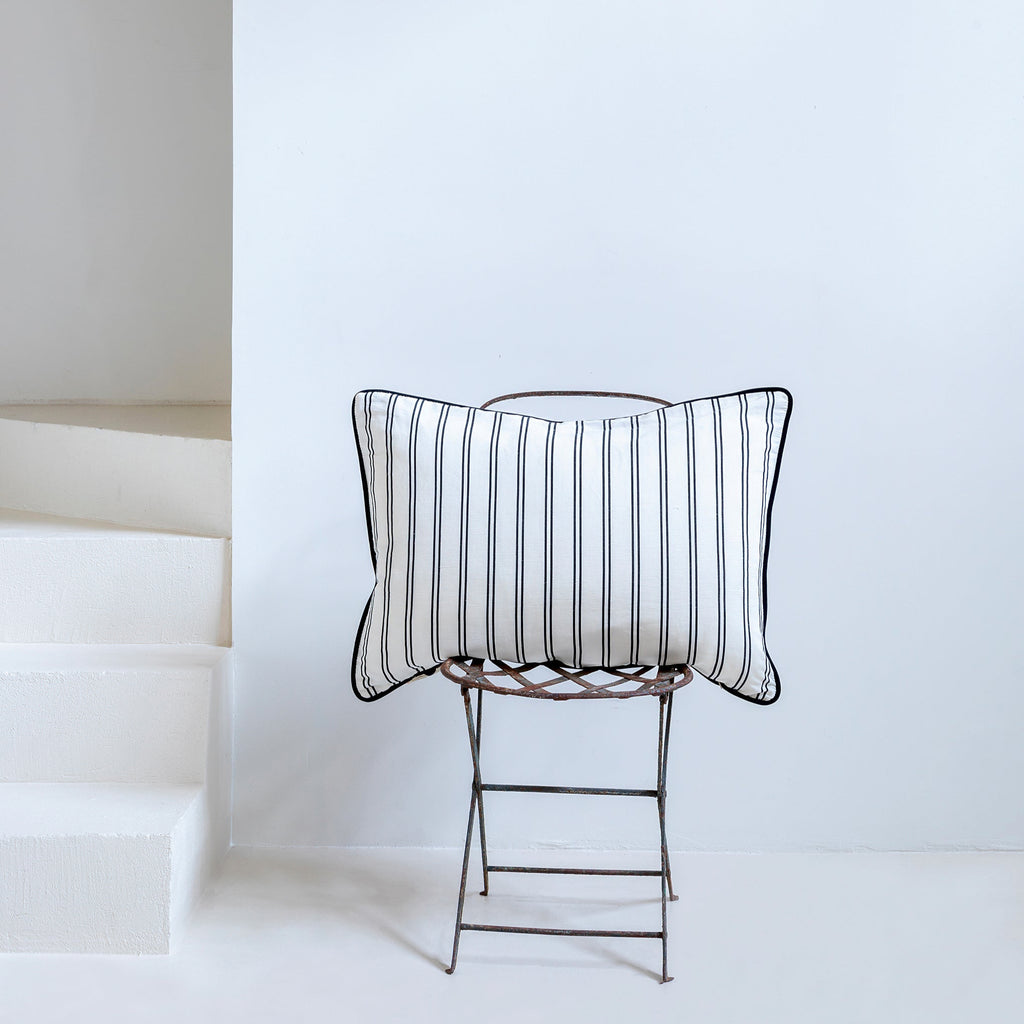 Cojín rectangular de naipes y rayas rojo