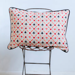 Cojín rectangular de naipes y rayas rojo