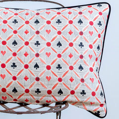 Cojín rectangular de naipes y rayas rojo