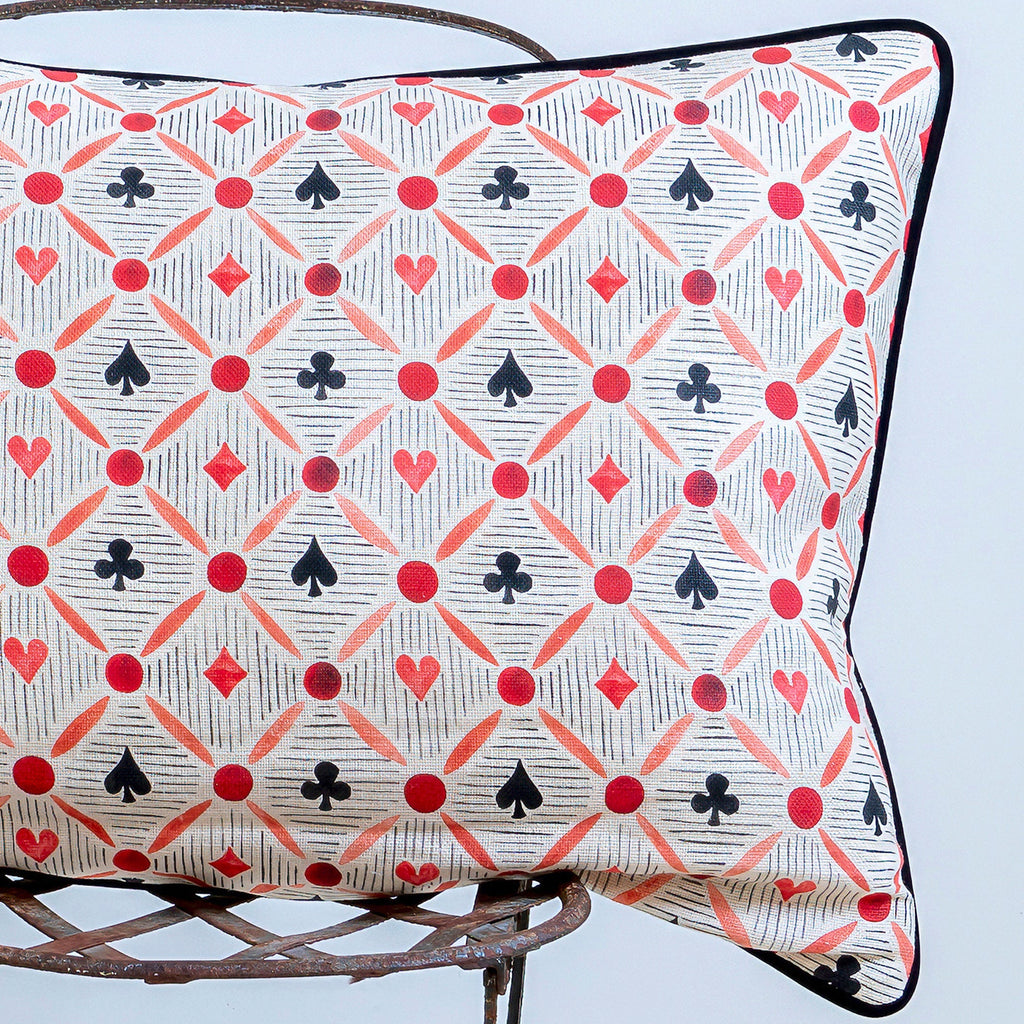 Cojín rectangular de naipes y rayas rojo