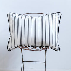 Cojín rectangular de naipes y rayas rojo