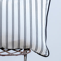 Cojín rectangular de naipes y rayas rojo