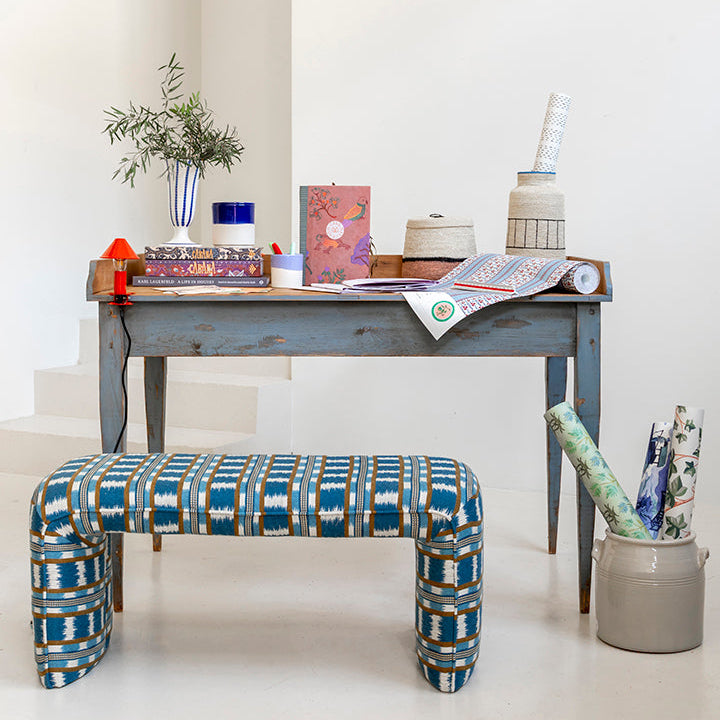 Escritorio tapa madera y base azul