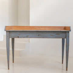 Escritorio tapa madera y base azul