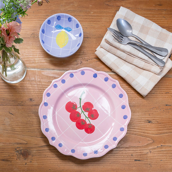 Fuente rosa de cuadros y puntos azules con rama de tomatitos