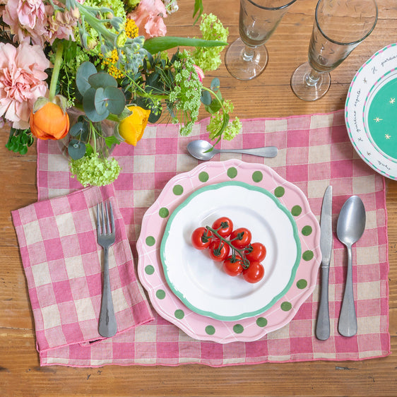 Plato llano con cuadros y puntos rosa