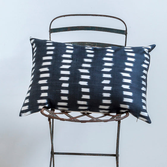 Cojín de seda Ikat 'Negro'