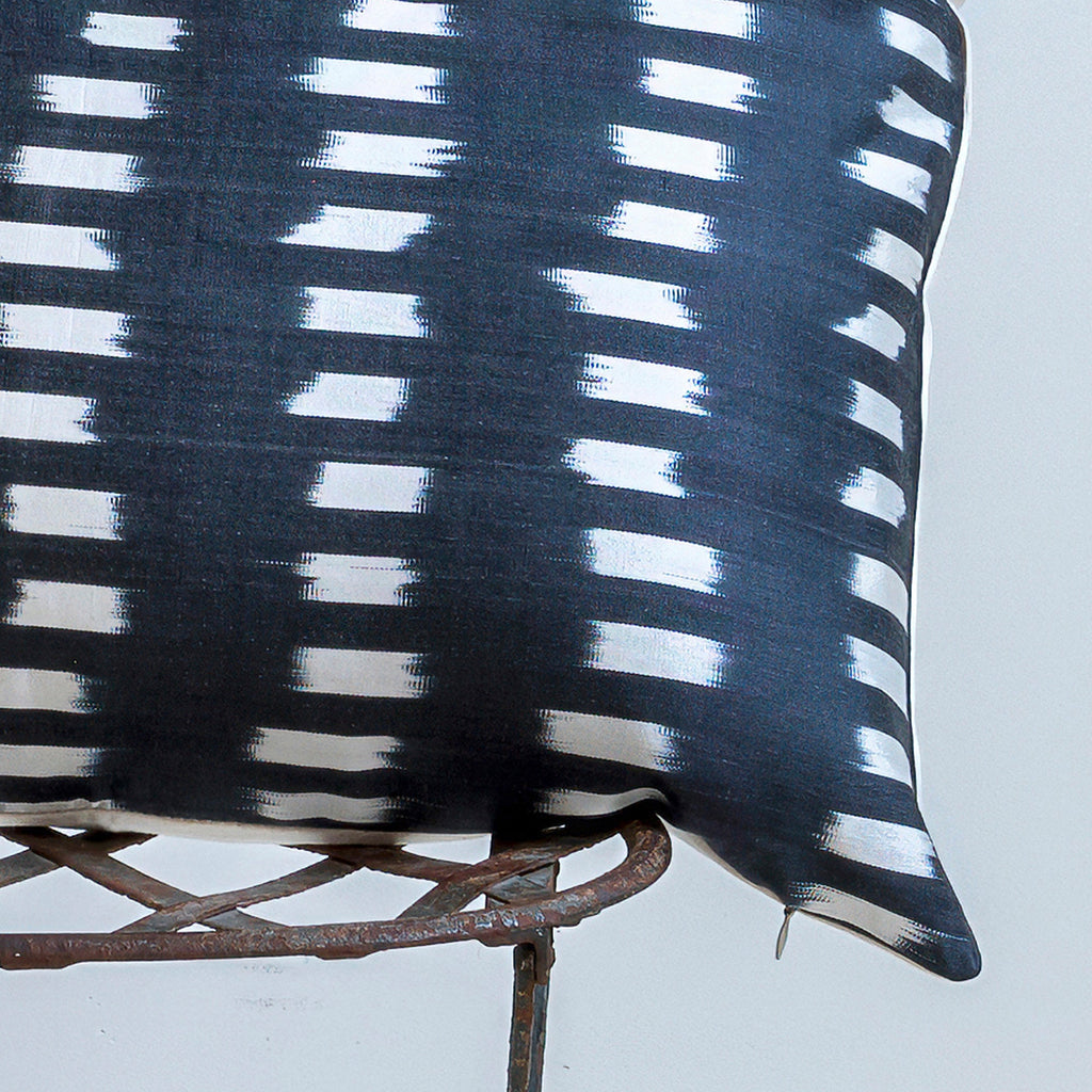 Cojín de seda Ikat 'Negro'