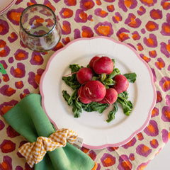 Plato llano onditas con filo rosa