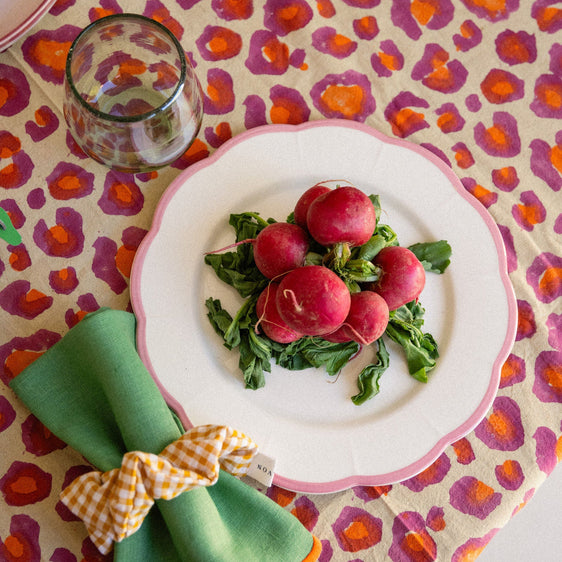 Plato llano onditas con filo rosa