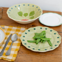 Plato llano con cuadros y puntos verde