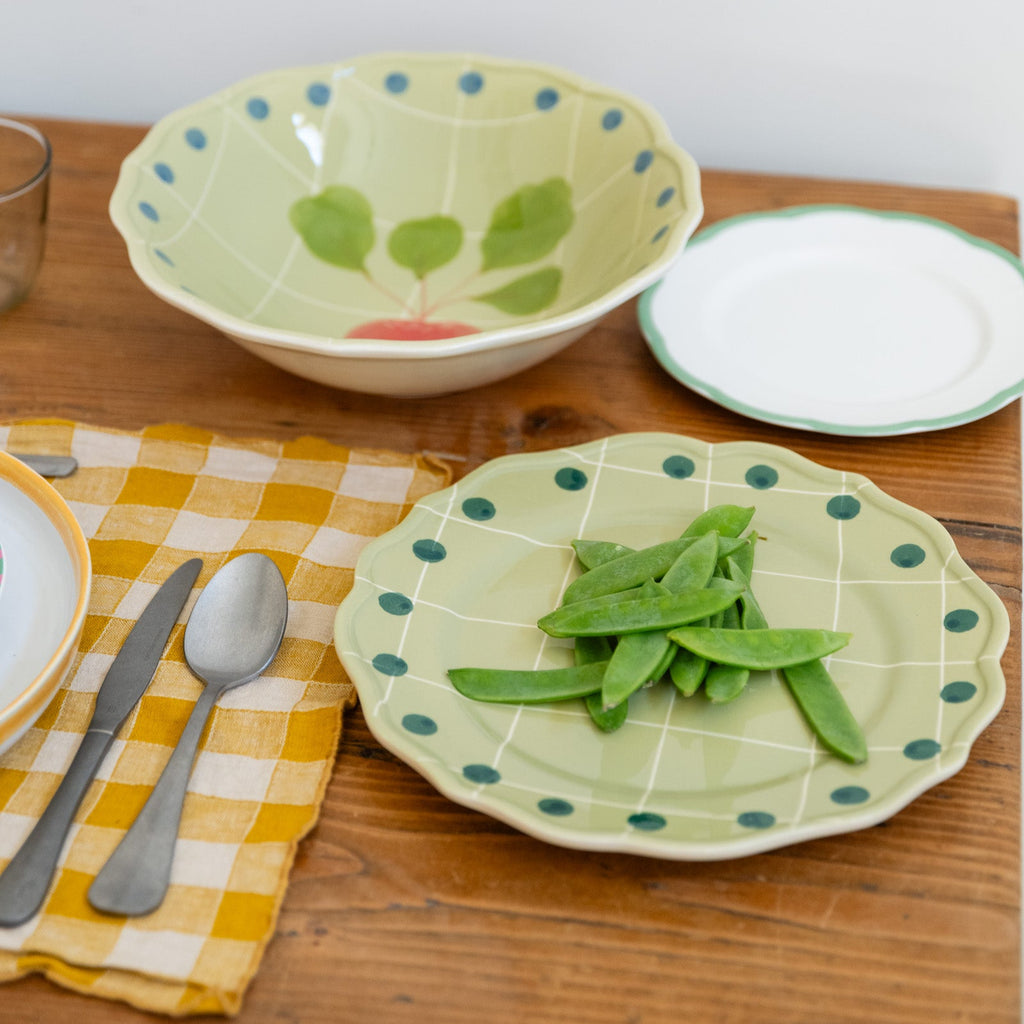 Plato llano con cuadros y puntos verde