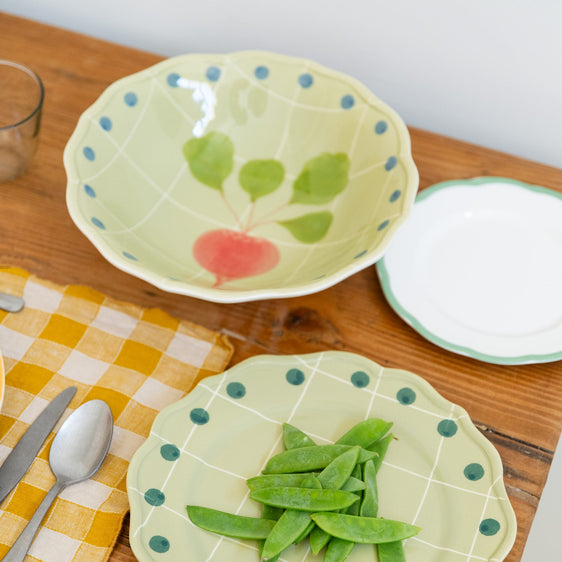 Ensaladera grande verde de cuadros y puntos azules con rábano