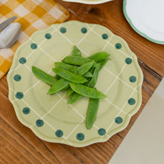 Plato llano con cuadros y puntos verde
