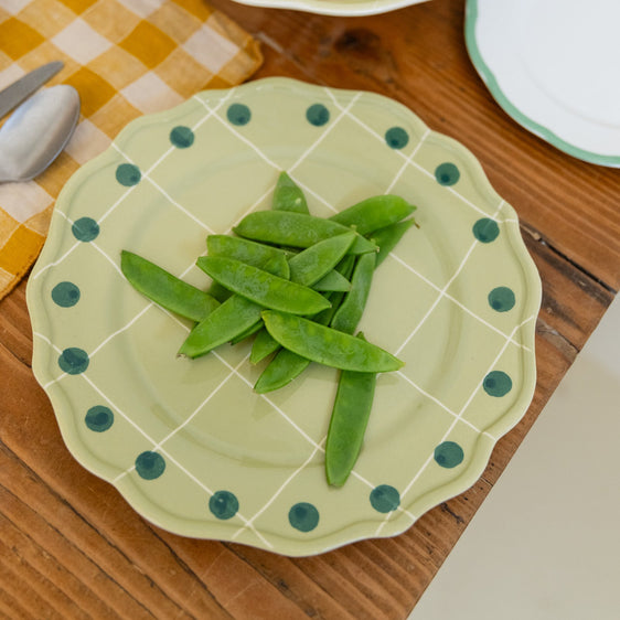 Plato llano con cuadros y puntos verde
