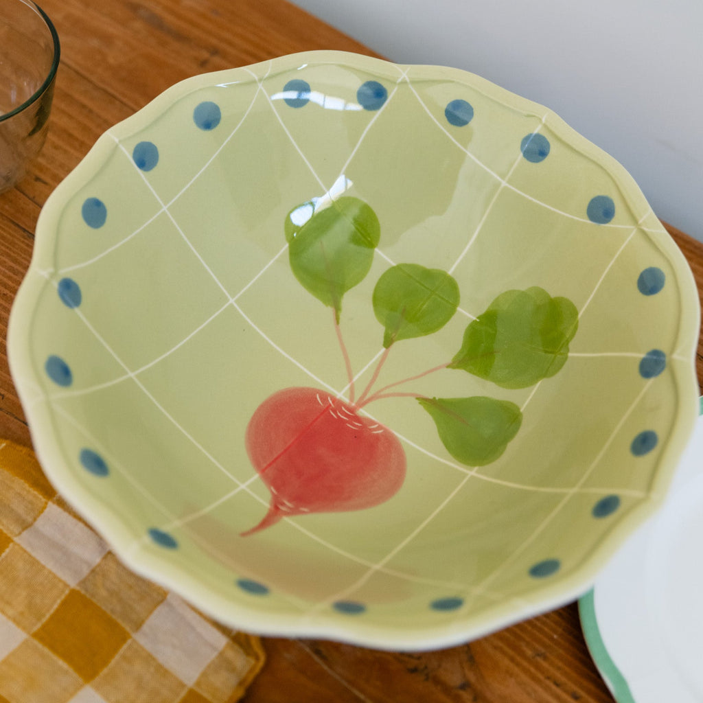 Ensaladera grande verde de cuadros y puntos azules con rábano