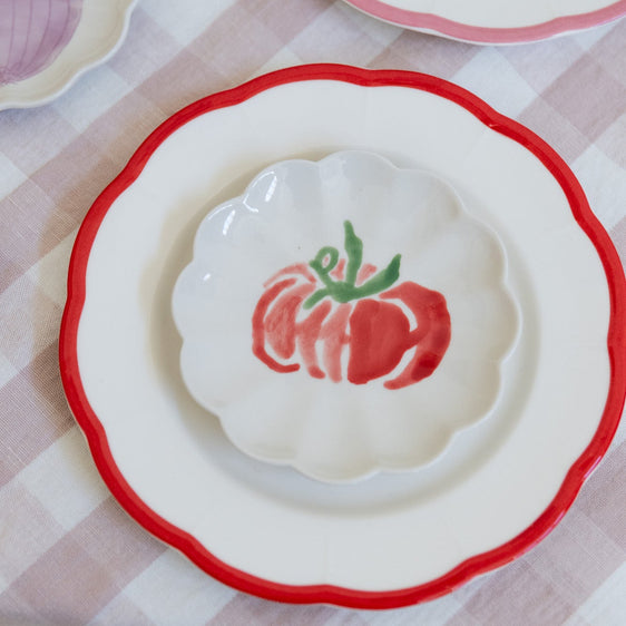Plato de postre onditas con filo rojo