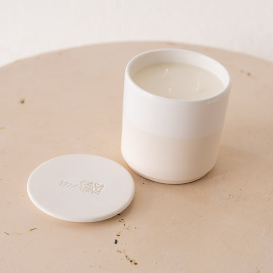 Vela artesanal blanca olor a jazmín