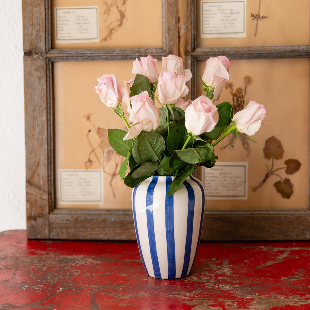 Florero de rayas azules y blancas