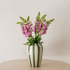 Florero de rayas verdes y blancas