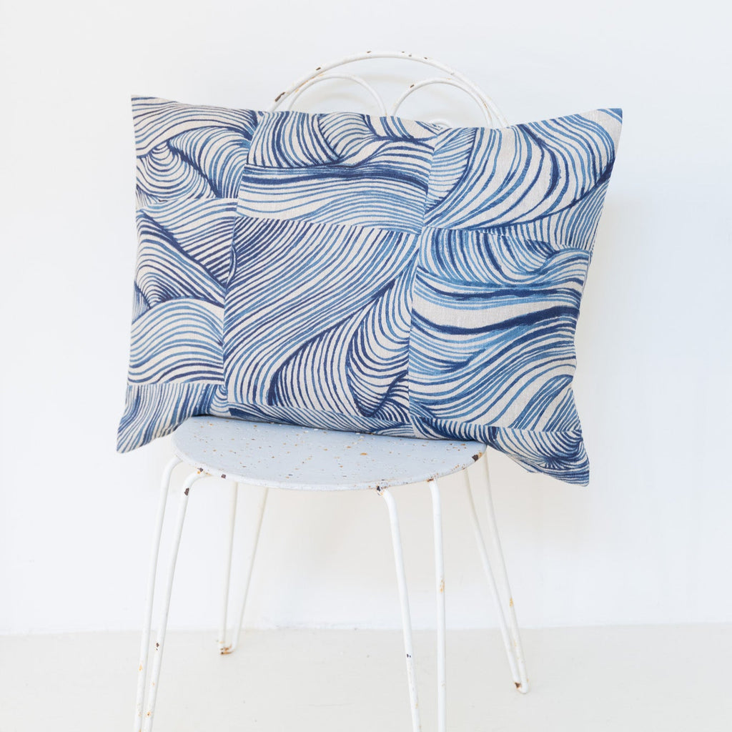 Cojín 'La Nao' estampado ondas azul 50x70